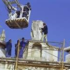 Momento en el que los bomberos bajaron a Don Pelayo en el 2000