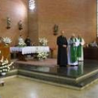 El obispo de Astorga, Camilo Lorenzo (con sotana negra), ayer en la parroquia de San Antonio