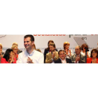 El nuevo secretario autonómico del PSOE, el abogado burgalés Luis Tudanca, posa con su Ejecutiva al finalizar el congreso, ayer en Valladolid.