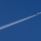 Un avión de la compañía Lufthansa, en una prueba realizada ayer, sobrevuela el cielo de Múnich.
