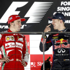 Fernando Alonso, en el podio de Singapur, junto a Vettel, líder destacado del mundial.