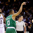 Avery Bradley anota el triple de la victoria para los Celtics ante Cleveland.