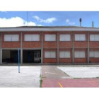 Imagen de la fachada y entrada principal del colegio de Páramo del Sil.