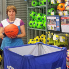 Verónica Cripián posa con uno de los balones que estaba colocando en la tienda donde trabaja. DL