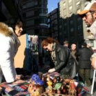 El tenderete del mercadillo artesano está atendida por colaboradoras comprometidas con el proyecto