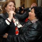 Gaby Rivera y Lorena Pizarro, familiares de desaparecidos, celebran el arresto de Pinochet