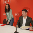 Andrea Fernández y Javier Alfonso Cendón, ayer en la sede del PSOE de León. ramiro