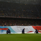 Pancarta a favor de la libertad de expresión, exhibida sobre el césped del Camp Nou, antes del partido de Liga entre el Barça y el Eibar.