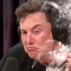 Elon Musk fumándose un porro durante una entrevista de radio.