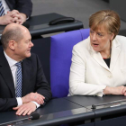 EL ministro de Finanzas alemán, Olaf Scholz, y la canciller, Angela Merkel. FELIPE TRUEBA