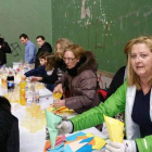La concejala Carmen Oláiz, durante el reparto de castañas.