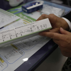 Una farmacéutica muestra las instrucciones para realizar un test de antígenos. FERNANDO OTERO PERANDONES