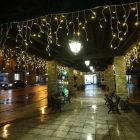 El Ayuntamiento de Camponaraya ha iluminado 	de forma especial las calles de la capital del municipio.