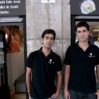 Dos emprendedores vallisoletanos a las puertas de su tienda especializada en sushi.