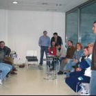 Integrantes de la plataforma junto a los encerrados en el centro