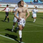 Suárez celebra un gol frente al Zamora en el partido que metía a la Cultural en fase de ascenso.