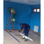 Dos operarios realizan obras de adaptación para el consultorio.