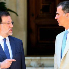El presidente del Gobierno, Mariano Rajoy, junto a don Felipe VI  en el palacio de Marivent el verano pasado.