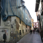 Estado del inmueble de la calle Dámaso Merino, donde se pueden ver nuevos desconchones de la fachada, ayer.