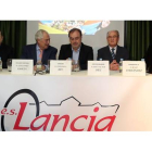 El consejero Fernando Rey (en el centro) en el IES LANCIA.