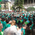 Manifestantes protestan contra la imposición del trilingüismo, ante el Consolat de Mar, en Palma.