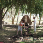 Trabajadores realizando las labores de limpieza.