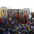 Foto para la historia de la concentración de pendones que tuvo lugar en la plaza de San Isidoro de la capital leonesa para entrar en el libro Guinness, con 143 representantes de la provincia