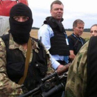 Expertos de la OSCE visitan la zona de la tragedia custodiados por separatistas prorrusos.