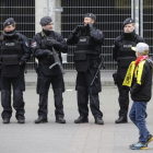 Agentes de policía armados, en los alrededores del estadio del Dortmund.