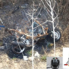 Una moto calcinada y efectos recuperados.