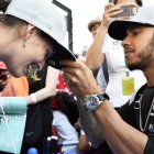 El británico Lewis Hamilton firma un autógrafo hoy en Suzuka (Japón).