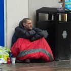 Stephen Jones durmiendo en las calles de Manchester tras los atentados del pasado 22 de Mayo en el concierto de Ariana Grande.