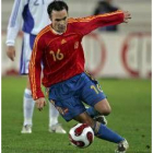 Andrés Iniesta controla la pelota durante el partido de ayer en Helsinki