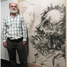 El pintor leonés José Manuel Chamorro, con una de sus creaciones en la Fundación Carriegos.