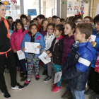 Carolina junto a un grupo de alumnos del CEIP Villa Romana que asistieron a su conferencia. RAMIRO