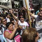 Un grupo de personas se manifiestan en el centro de Buenos Aires, en protesta por los despidos masivos de trabajadores estatales, este miércoles.