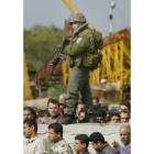 Un soldado israelí vigila el paso fronterizo donde se produjo el atentado