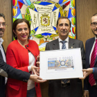 Pedro Llamas, ayer, con representantes de Enfermería y la Once. F. OTERO PERANDONES