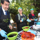 Quiñones se animó a pelar pimientos asados que fueron degustados por la tarde. L. DE LA MATA