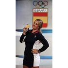 Lidia Valentín muestra orgullosa la medalla de oro de Londres 2012 que recibía ayer en el COE. GANDUL