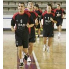 Tito, capitán del Ram, encabeza una de las sesiones de entrenamiento