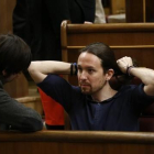 Pablo Iglesias conversa con el diputado de Podemos Edu Maura en el hemiciclo del Congreso.