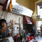 Un bar del Eixample Dret de Barcelona regentado por una familia de origen chino.