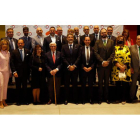 Foto de familia de los premiados, las autoridades y los representantes del CEL, ayer durante la gala celebrada en el Palacio de Exposiciones. FERNANDO OTERO