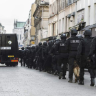 Miembros de la Brigada de Investigación e Intervención durante el asalto en Saint Denis.
