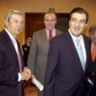 El presidente de Renfe, Corsini, junto al ministro de Fomento, Álvarez-Cascos, ayer en el Congreso