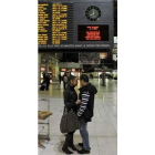 Una pareja espera su tren en una estación de París.