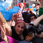 Un grupo de mujeres pro-Erdogan, ayer en Estambul. TOLGA BOZOGLU