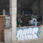 Garrafas en la entrada del chamizo del crimen.