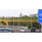 Un cartel avisa de la colocación de un radar de velocidad a la entrada de León, cerca de la localidad de Oteruelo.